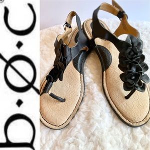B.o.c. Born Concepts Blavk Leather Sandsls w Flower detail down front 10M